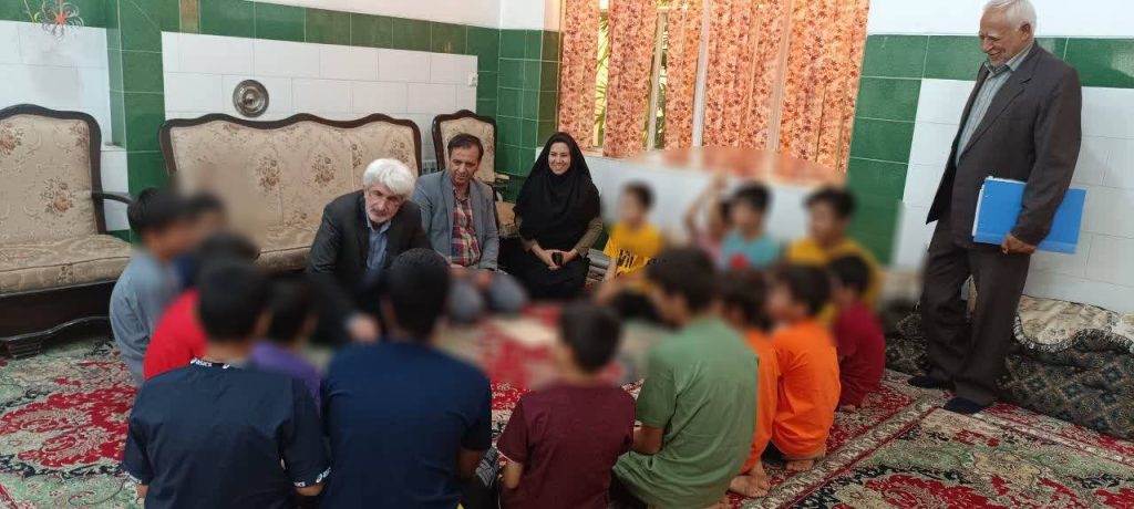 محمدرضا هوشیار با حضور در خانه کودک و نوجوان شهرستان استهبان ، ساعاتی را در فضایی صمیمانه با کودکان مقیم این مرکز گذراند