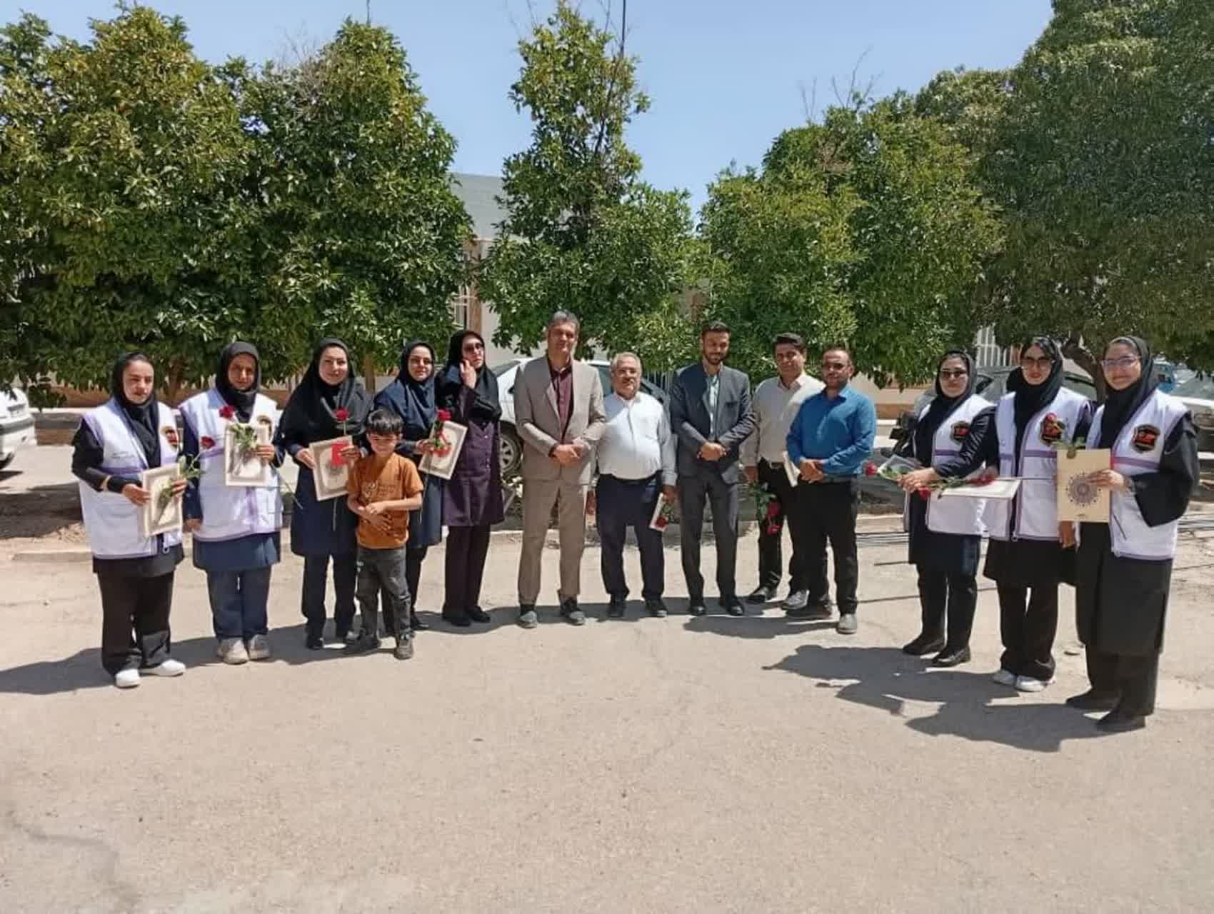 تجلیل ازکارکنان بهزیستی خرامه به مناسبت هفته دولت وروزکارمند